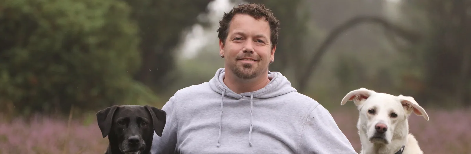 Markus Eisenbeiser mit Hunden in der Heide