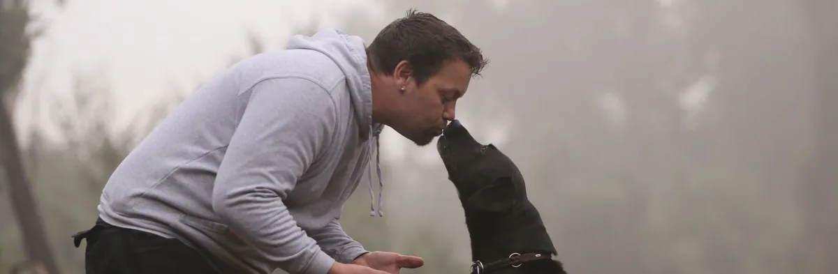 Markus Nase an Nase mit seinem Hund