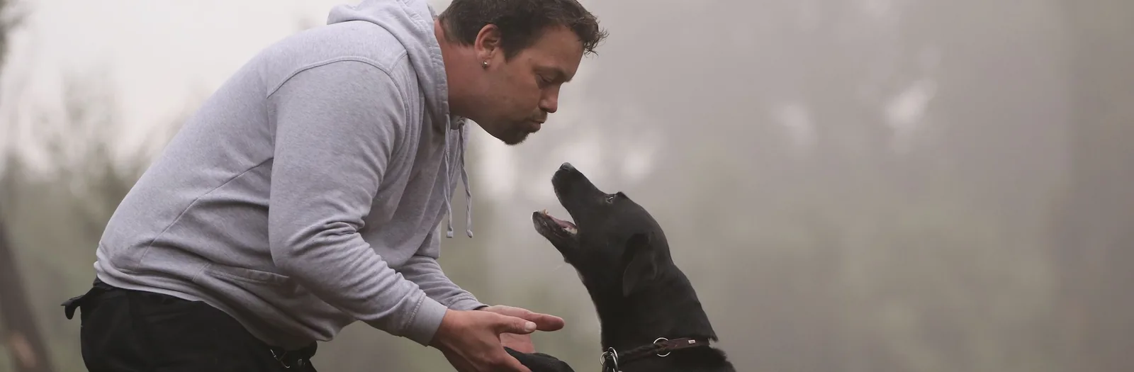 Markus Eisenbeiser mit Hund im Nebel