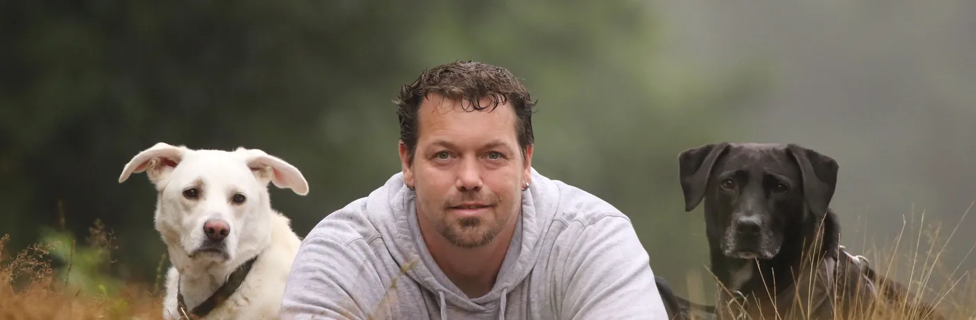 Markus Eisenbeiser mit zwei seiner Hunde